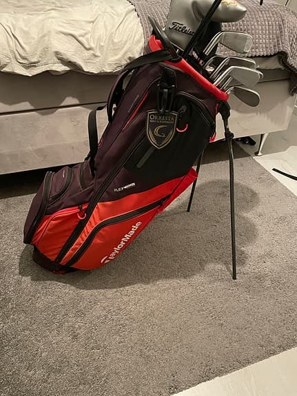 TaylorMade golfbag standbag röd svart