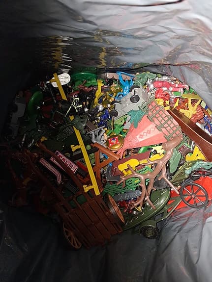 Kilovis med plast soldater & indianer