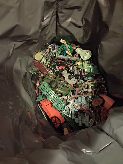 Kilovis med plast soldater & indianer