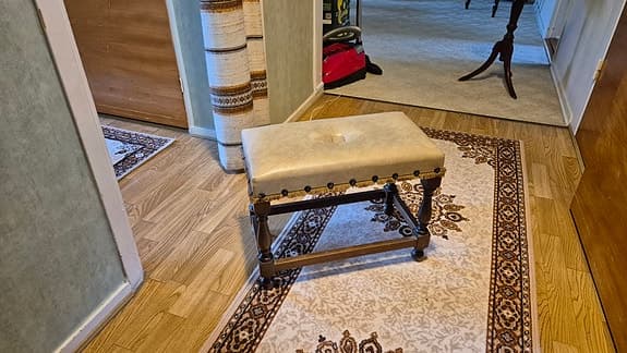 Mycket arbetad liten nätt sittbänk/pall