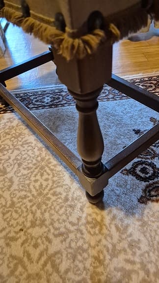 Mycket arbetad liten nätt sittbänk/pall