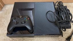 Xbox one svart med 2 handkontroller, headset + 2 spel