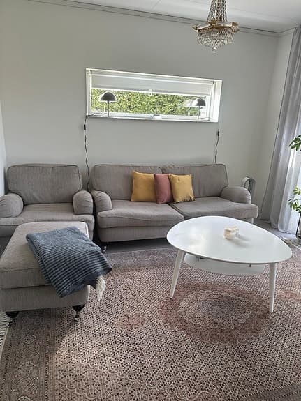 Soffgrupp Mio Oxford. 2- sits soffa, fåtölj samt pall.