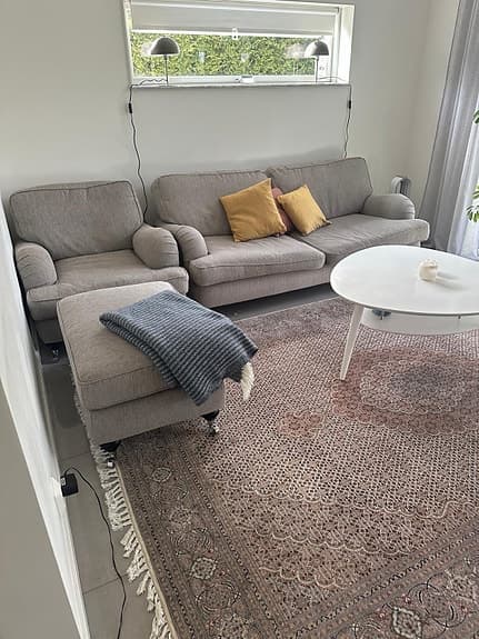 Soffgrupp Mio Oxford. 2- sits soffa, fåtölj samt pall.