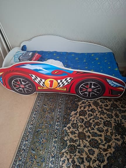Cool barnsäng i form av en bil 🚗