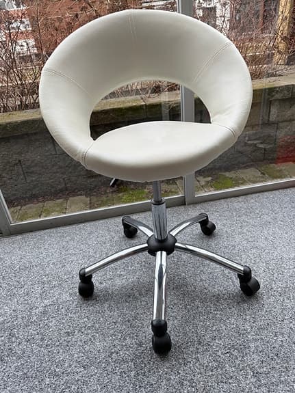 Kontorsstol på hjul vit med kromat underrede