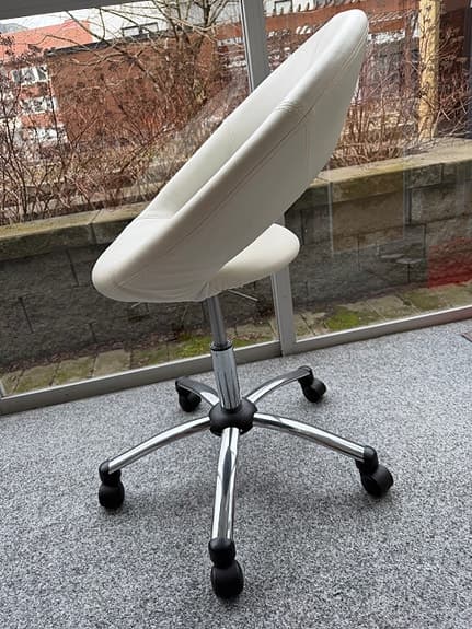 Kontorsstol på hjul vit med kromat underrede