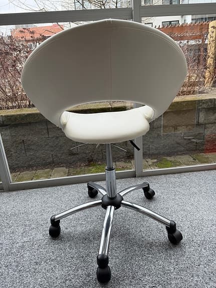 Kontorsstol på hjul vit med kromat underrede