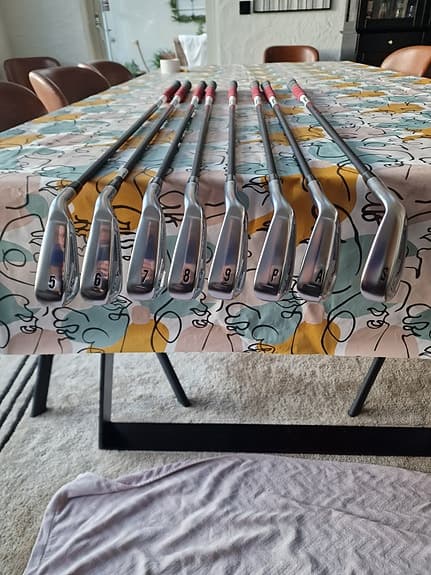 Srixon ZXiR HL. Järnset.  j5-sw. 8st klubbor. Grafitskaft. Regular. Ev byte.