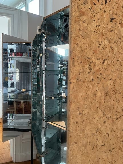IKEA Skåp tre hyllplan med spegel invändigt