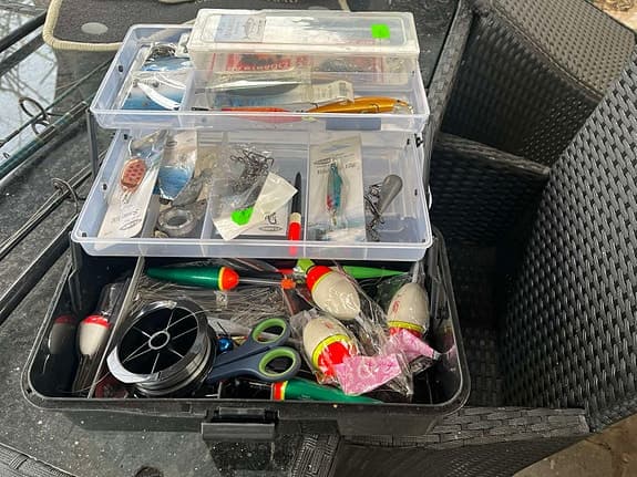 Fiskeset spön rullar beten och tillbehör