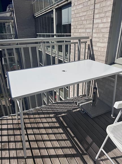 Vit balkonggrupp (2 stolar med tillhörande dyna) bord och positionsstol utomhus