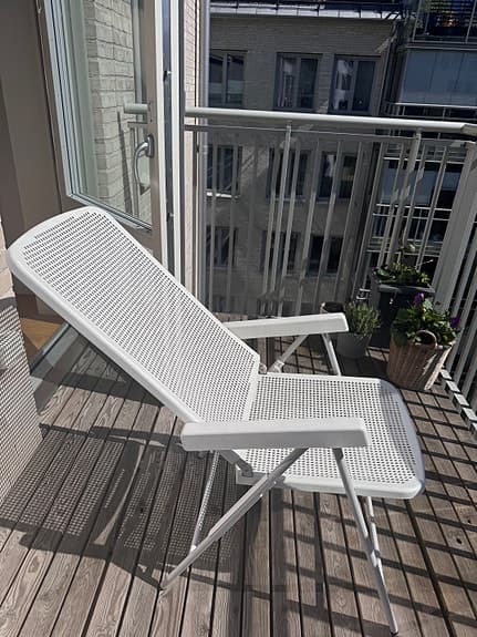 Vit balkonggrupp (2 stolar med tillhörande dyna) bord och positionsstol utomhus