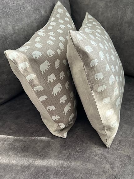 2st Kuddfodral/ Tyg Från Svenskt Tenn/ Estrid Ericson / Varm Grå Elefant