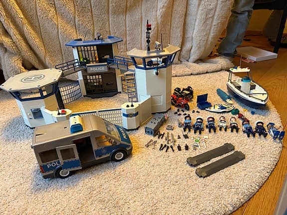 Playmobil polisstation med fordon och figurer