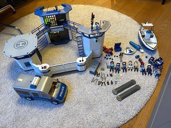 Playmobil polisstation med fordon och figurer