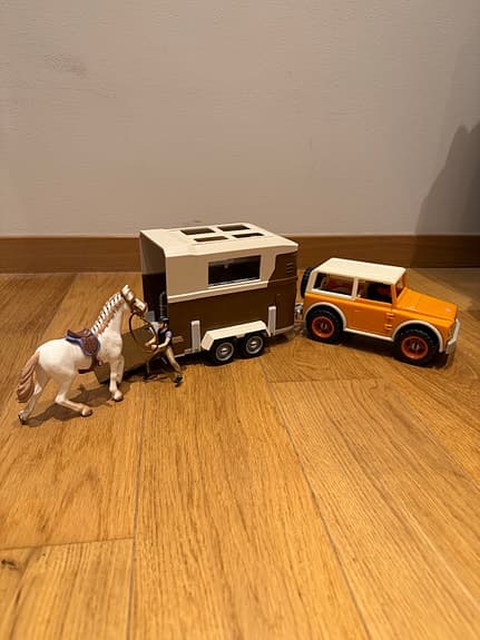 Leksaksset bil med hästsläp häst och figurer