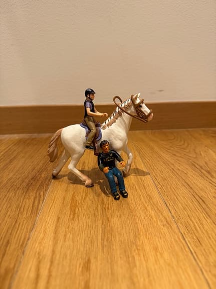 Leksaksset bil med hästsläp häst och figurer