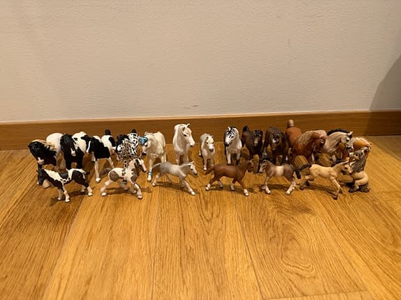 Schleich hästfigurer set med hage och tillbehör