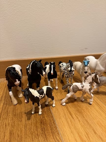 Schleich hästfigurer set med hage och tillbehör