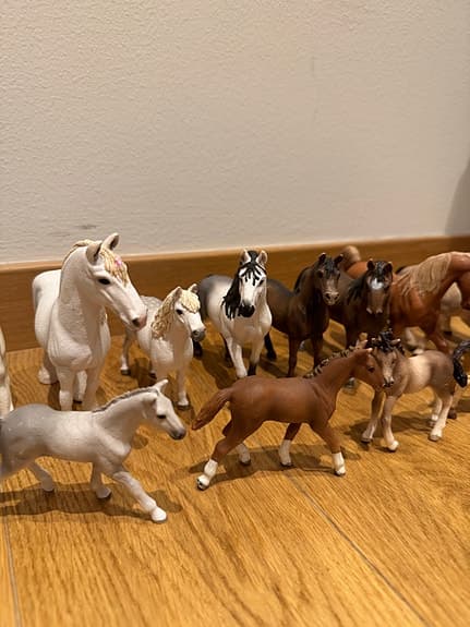 Schleich hästfigurer set med hage och tillbehör
