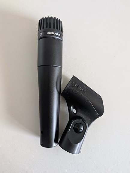 Shure dynamisk mikrofon svart med mikrofonhållare