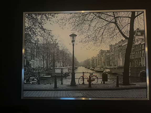 Svartvit tavla stadsmotiv kanal och cykel
