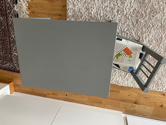 IKEA bord och stol grå