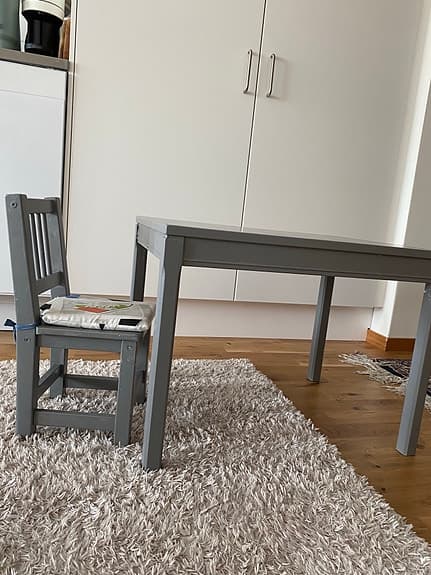 IKEA bord och stol grå