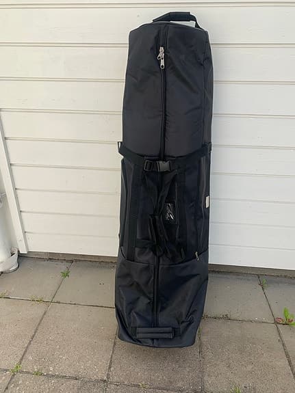 Svart golfresefodral med hjul