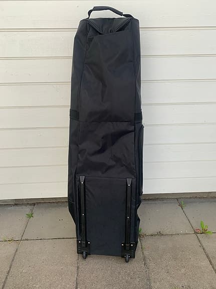 Svart golfresefodral med hjul
