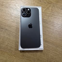 Apple iPhone 16 Pro svart