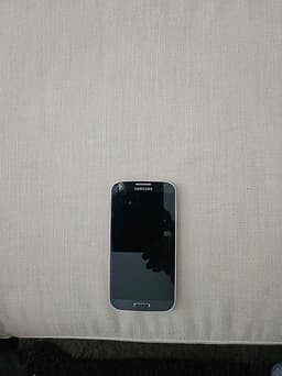 Samsung Galaxy S4 smartphone svart. Obs! Spricka i skärmen och utan batteri.