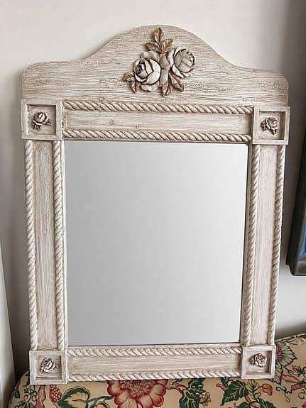 Vintage spegel med rosdetaljer