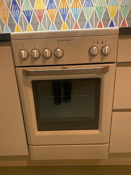 Komplett litet kök med ny diskmaskin och köksfläkt
