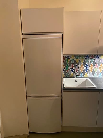 Komplett litet kök med ny diskmaskin och köksfläkt