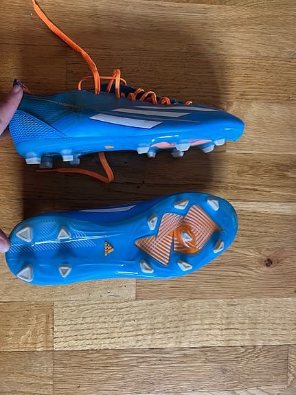 Fotbollsskor, st 38, plastdobbar