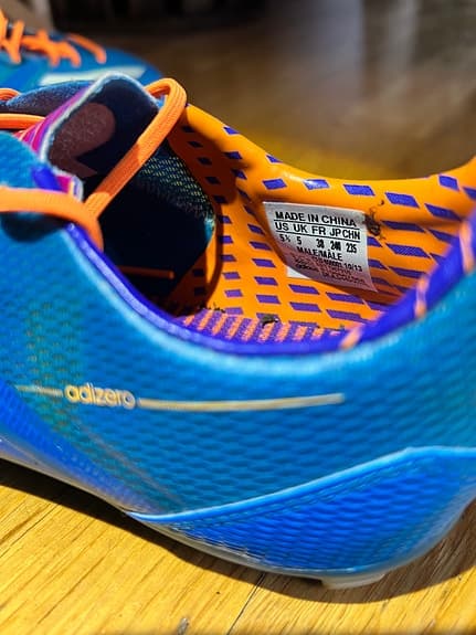 Fotbollsskor, st 38, plastdobbar