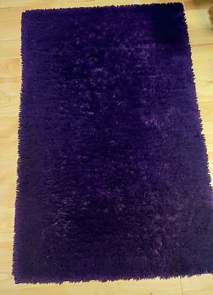 Badrumsmatta nytvättad. Lurvig och mjuk.