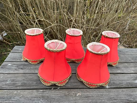 Fem röda äldre lampskärmar lampskärm vintage