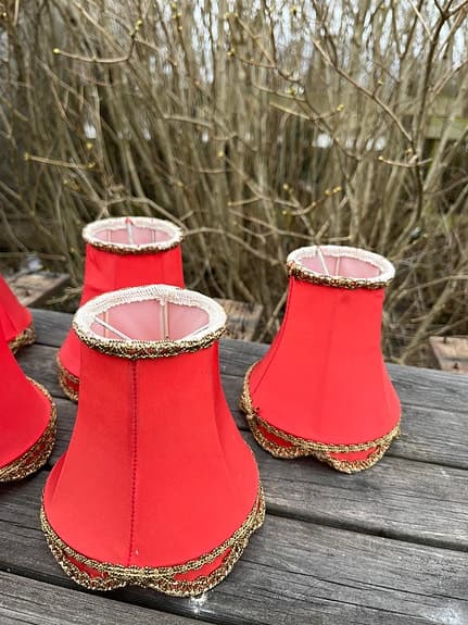 Fem röda äldre lampskärmar lampskärm vintage