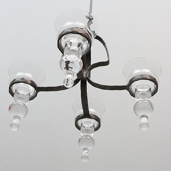 Bertil Vallien ljuskrona Boda smide 4 ljuskällor i glas, 1900-tal inkl. släckare