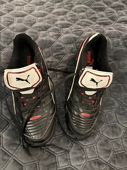 Puma fotbollsskor svart/vit storlek 37
