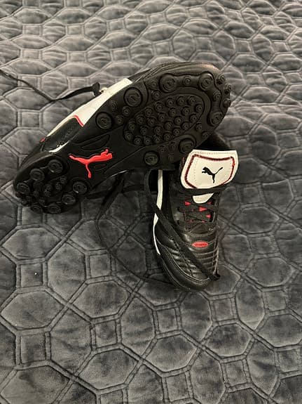 Puma fotbollsskor svart/vit storlek 37