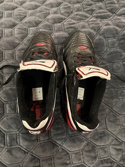 Puma fotbollsskor svart/vit storlek 37