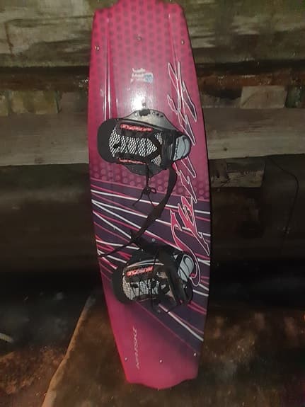 Natski wakeboard för vattensport, utrustad med bindningar.