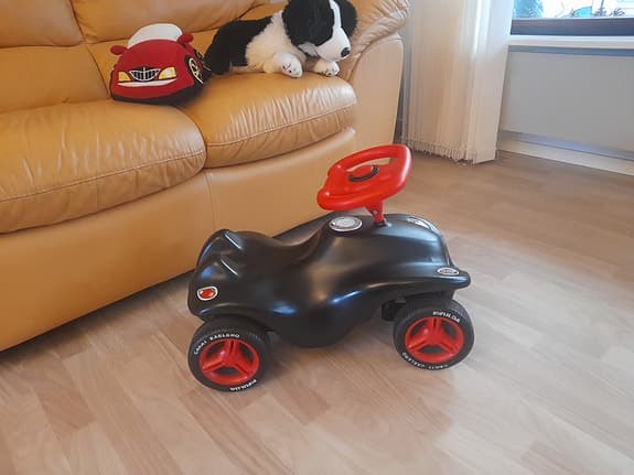 Gåbil svart röd plast