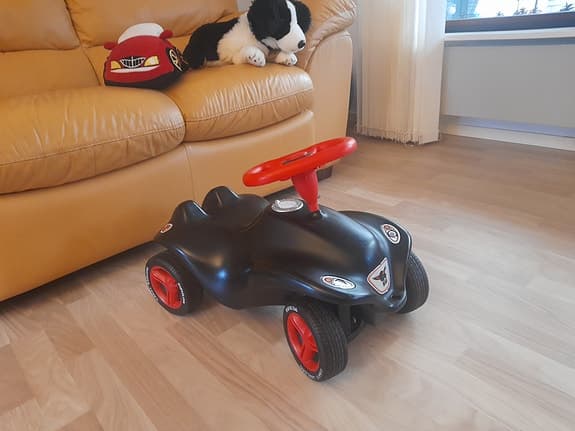 Gåbil svart röd plast