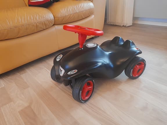 Gåbil svart röd plast