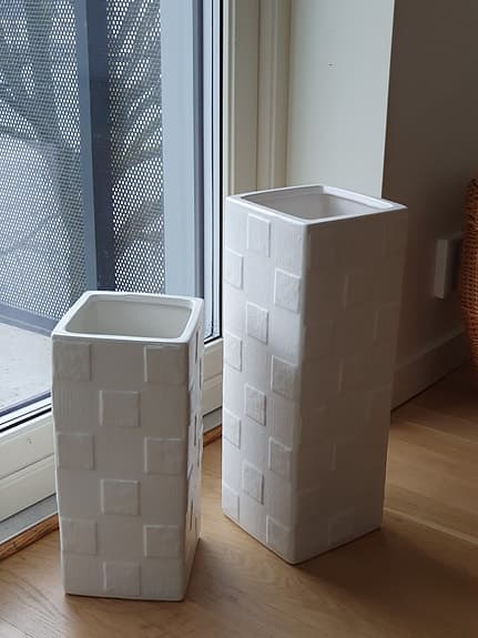 Två höga Vaser/Krukor/Krukvaser